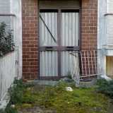 Il portone � bloccato e la ringhiera del balcone cade sull'ingresso 